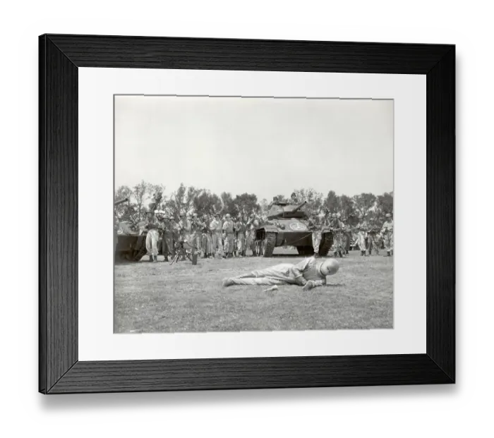 Framed Print : Army Approaching Fallen Klattu (Michael Rennie) in The Day the Earth Stood Still Framed Print : Army Approaching Fallen Klattu (Michael Rennie) in The Day the Earth Stood Still