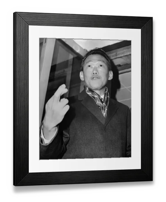 Framed Print : Lee Kuan Yew Motioning with Fingers Framed Print : Lee Kuan Yew Motioning with Fingers