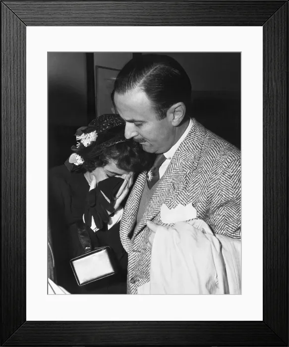 Framed Print : Liz Taylor Crying On Man'S Shoulder Framed Print : Liz Taylor Crying On Man'S Shoulder