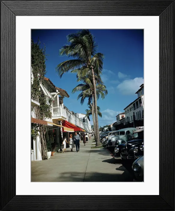 Framed Print : People Shopping Along Worth Avenue