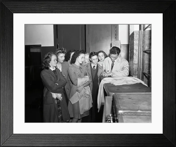 Framed Print : Frank Sinatra Signing Autographs