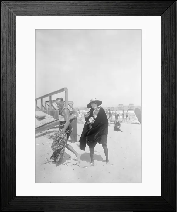 Framed Print : Mr And Mrs Edward Hutton At The Beach Framed Print : Mr And Mrs Edward Hutton At The Beach
