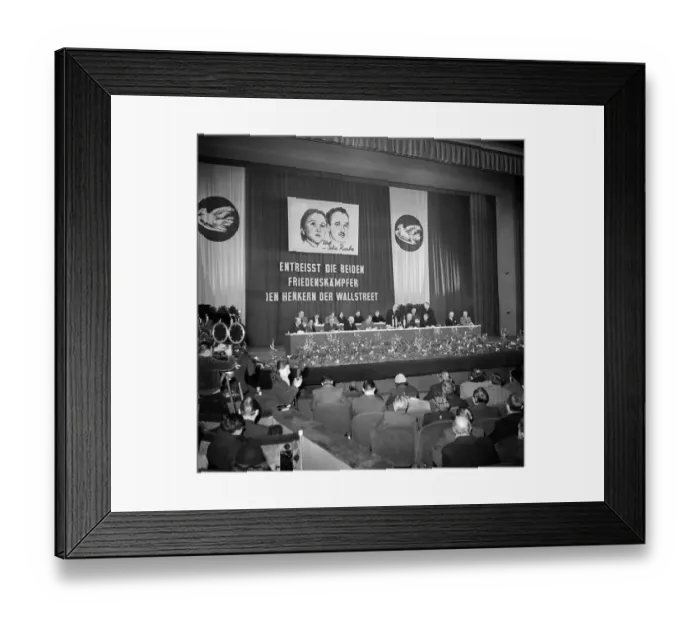 Framed Print : Proffeser Eisler Speaking In Berlin Framed Print : Proffeser Eisler Speaking In Berlin