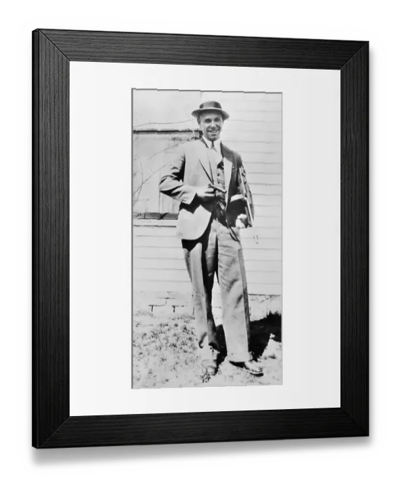 Framed Print : John Dillinger Poses with Machine Gun Framed Print : John Dillinger Poses with Machine Gun