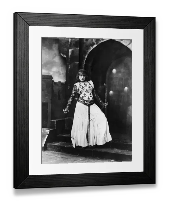 Framed Print : Sarah Bernhardt as Lady Macbeth Framed Print : Sarah Bernhardt as Lady Macbeth