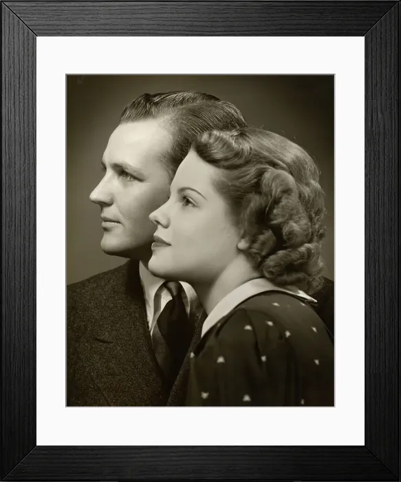 Framed Print : Portrait of a couple in profile Framed Print : Portrait of a couple in profile