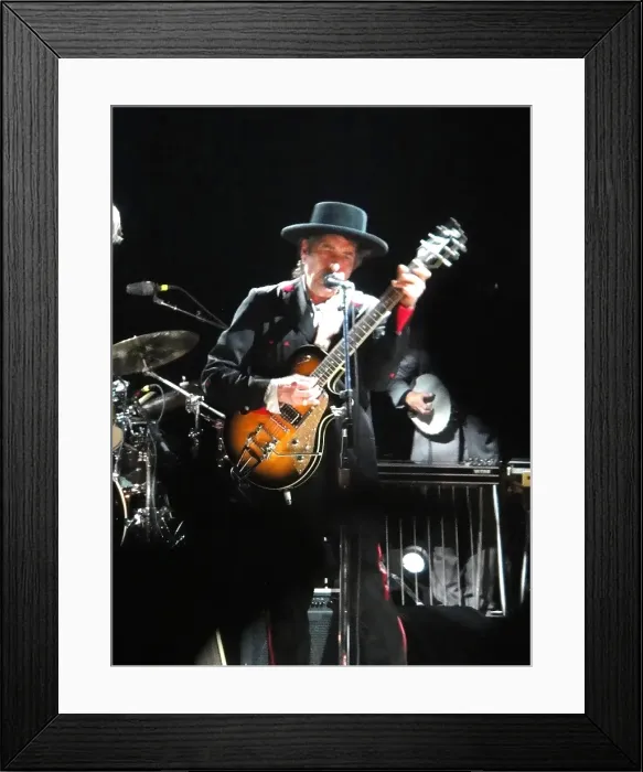 Framed Print : Bob Dylan Performs In Los Angeles Framed Print : Bob Dylan Performs In Los Angeles