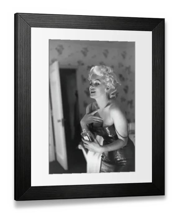 Framed Print : Marilyn Getting Ready To Go Out Framed Print : Marilyn Getting Ready To Go Out