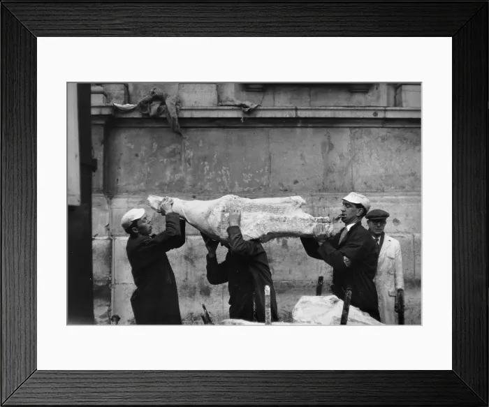 Framed Print : Bummarees. 11th February 1956: Smithfield meat porters handling a side of beef Framed Print : Bummarees. 11th February 1956: Smithfield meat porters handling a side of beef