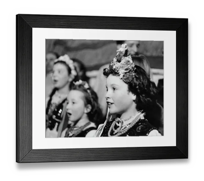 Framed Print : Polish Girls in Glasgow Framed Print : Polish Girls in Glasgow