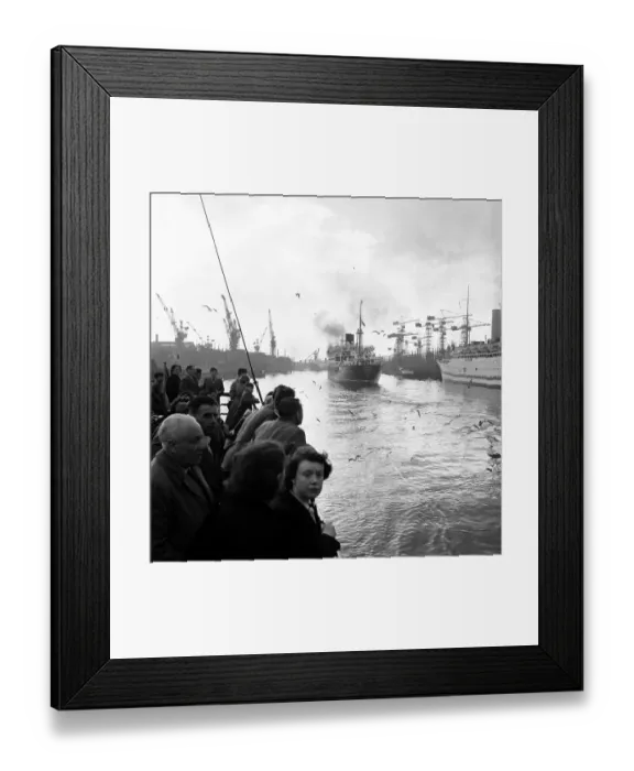 Framed Print : Shipspotting Framed Print : Shipspotting
