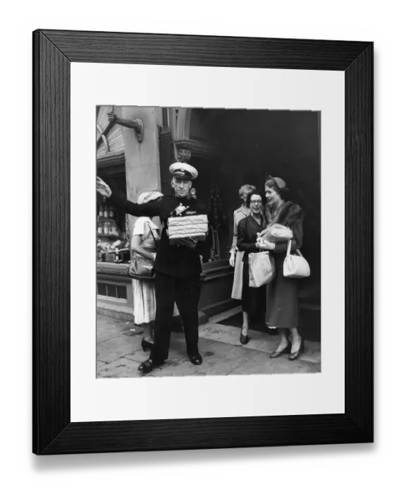 Framed Print : London Shoppers