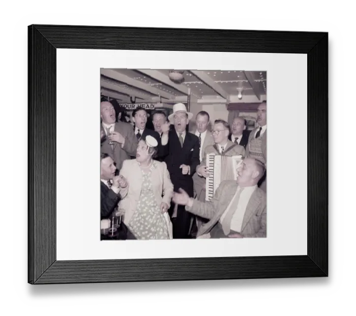 Framed Print : Cockney Day-Trippers Framed Print : Cockney Day-Trippers