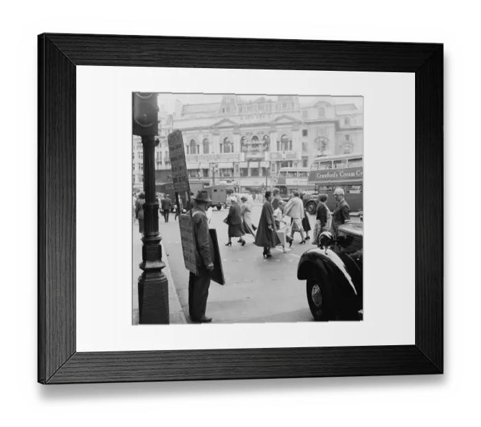 Framed Print : Piccadilly Circus Framed Print : Piccadilly Circus