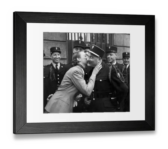 Framed Print : Kissing Gussie Framed Print : Kissing Gussie