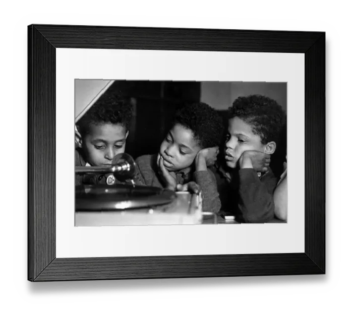 Framed Print : Listen Up. Three young boys from the Bute Town Framed Print : Listen Up. Three young boys from the Bute Town
