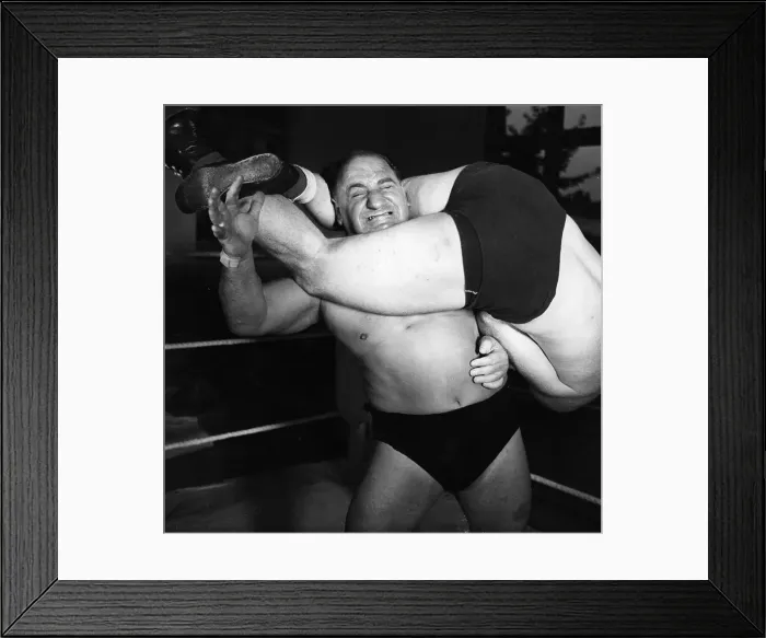 Framed Print : Wrestling. 30th July 1949: Wrestler Bert Assirati is caught in a scissor Framed Print : Wrestling. 30th July 1949: Wrestler Bert Assirati is caught in a scissor