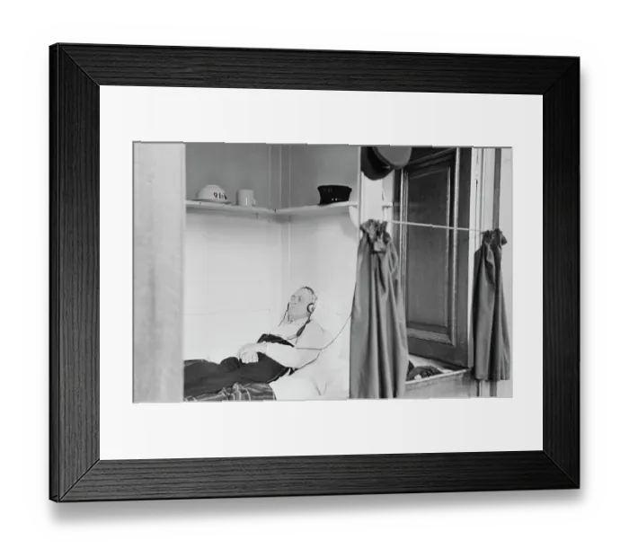 Framed Print : Chelsea Pensioner Relaxes Framed Print : Chelsea Pensioner Relaxes