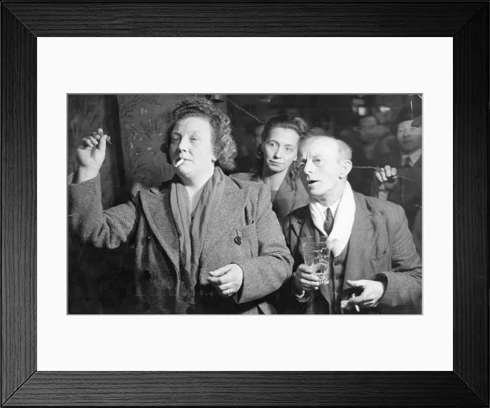 Framed Print : Pub Darts. 20th November 1947: A darts competition in the Crown Framed Print : Pub Darts. 20th November 1947: A darts competition in the Crown