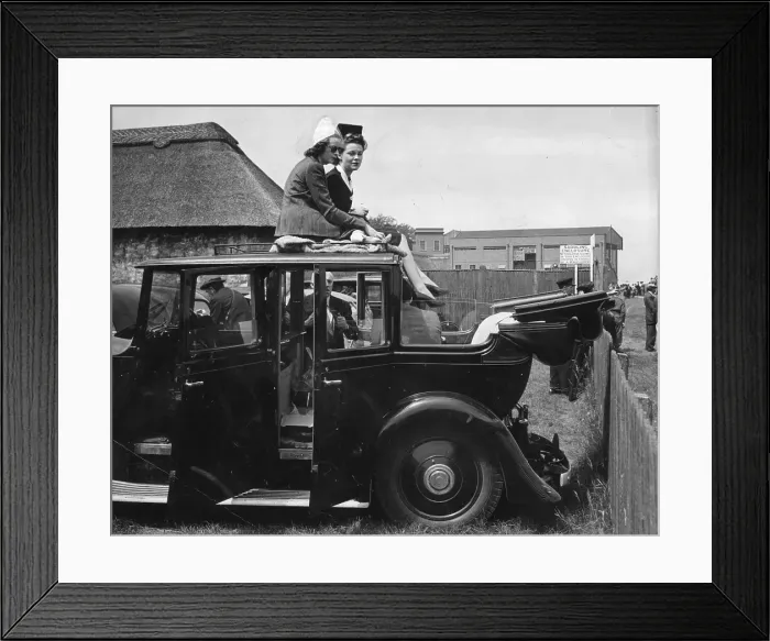 Framed Print : Roof Seat. 5th July 1941: Spectators at the British Horse Race Framed Print : Roof Seat. 5th July 1941: Spectators at the British Horse Race