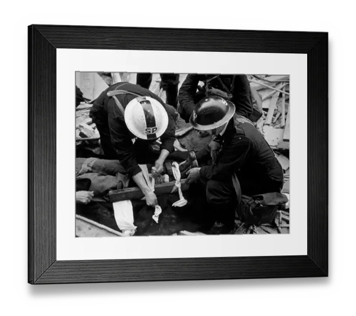 Framed Print : First Aid. 18th January 1941: A first aider uses a makeshift splint, picked up Framed Print : First Aid. 18th January 1941: A first aider uses a makeshift splint, picked up