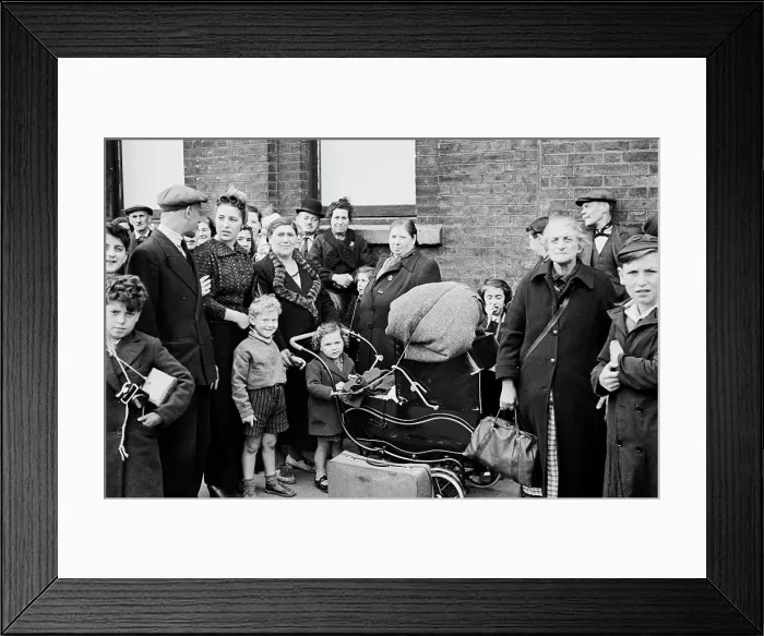 Framed Print : Bombed-Out East Londoners Framed Print : Bombed-Out East Londoners