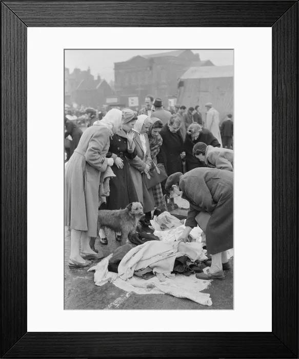Framed Print : Liverpool Shoppers Framed Print : Liverpool Shoppers