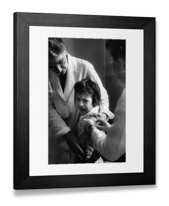 Framed Print : Polio Jab. Schoolchildren throughout Britain are being injected with a