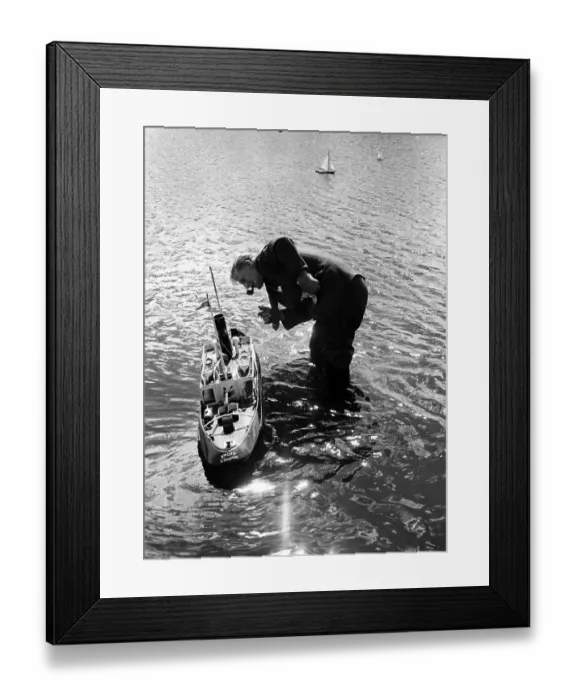 Framed Print : In Round Pond Framed Print : In Round Pond