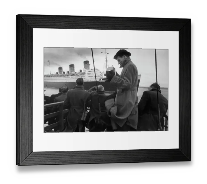 Framed Print : RMS Queen Mary Approaches Southampton Framed Print : RMS Queen Mary Approaches Southampton