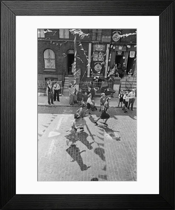 Framed Print : Egg-And-Spoon Race