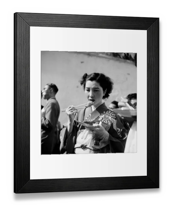 Framed Print : Eating Sushi