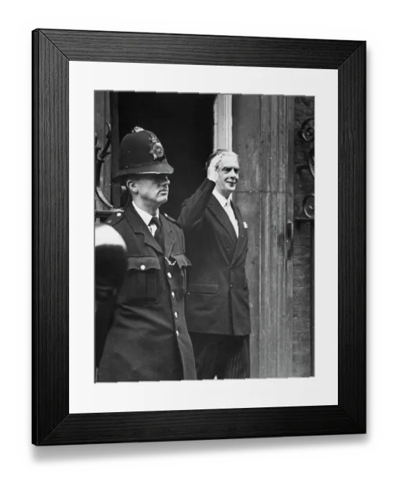 Framed Print : Suez Crisis: MPs Reassemble Framed Print : Suez Crisis: MPs Reassemble