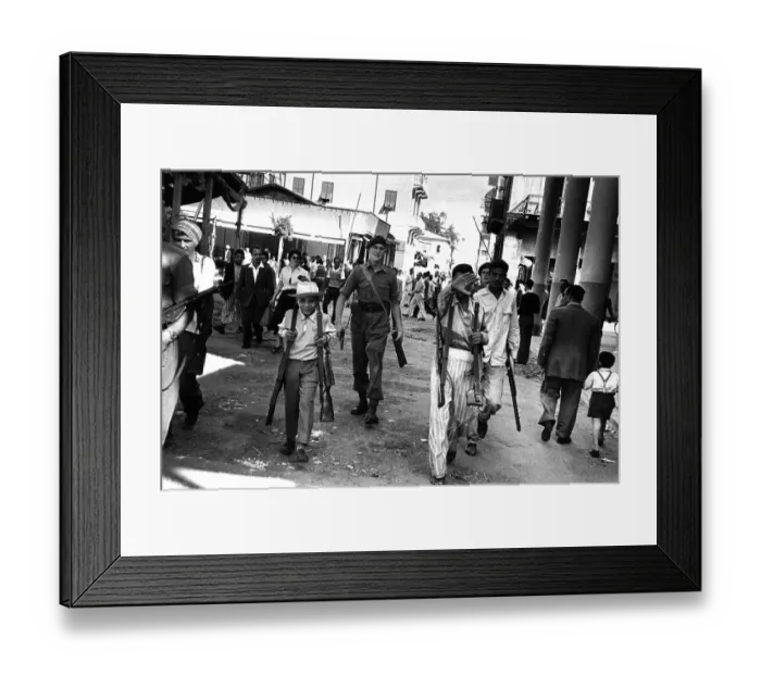 Framed Print : Port Said. 19th November 1956: A British soldier Framed Print : Port Said. 19th November 1956: A British soldier