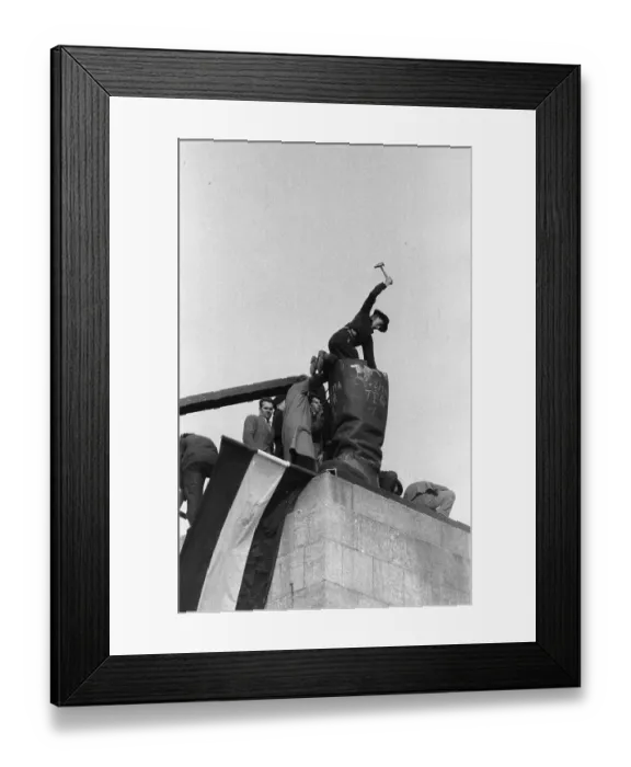 Framed Print : Statue Breaking Framed Print : Statue Breaking