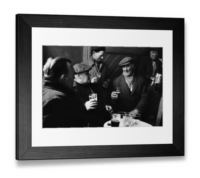 Framed Print : Pub Talk. 2nd April 1955: Men enjoying a drink and a chat in a south London pub Framed Print : Pub Talk. 2nd April 1955: Men enjoying a drink and a chat in a south London pub
