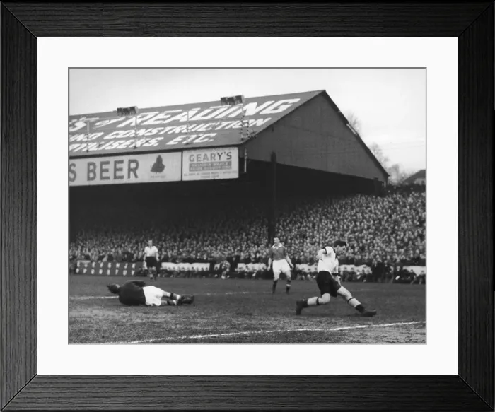 Framed Print : Ray Wood. January 1955: Manchester United goalkeeper Ray Wood Framed Print : Ray Wood. January 1955: Manchester United goalkeeper Ray Wood