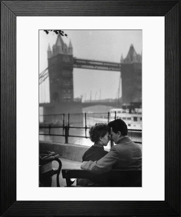 Framed Print : London Lovers Framed Print : London Lovers