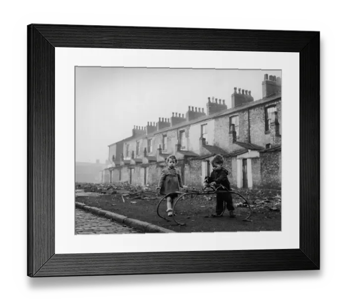 Framed Print : Hulme. 16th January 1954: Children in the slum district of Hulme in Manchester Framed Print : Hulme. 16th January 1954: Children in the slum district of Hulme in Manchester