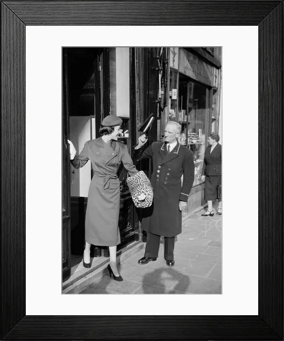 Framed Print : Bienvenue Mme Framed Print : Bienvenue Mme