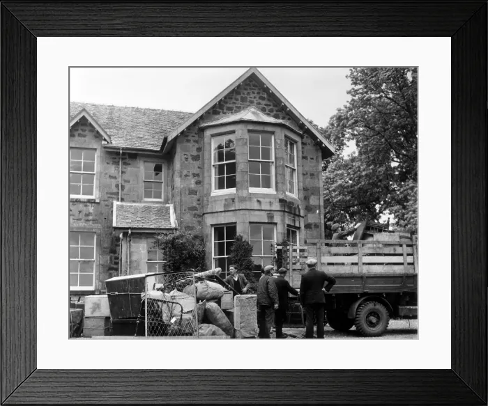 Framed Print : Mull Move. 11th July 1953: Furniture belonging to a family moving Framed Print : Mull Move. 11th July 1953: Furniture belonging to a family moving