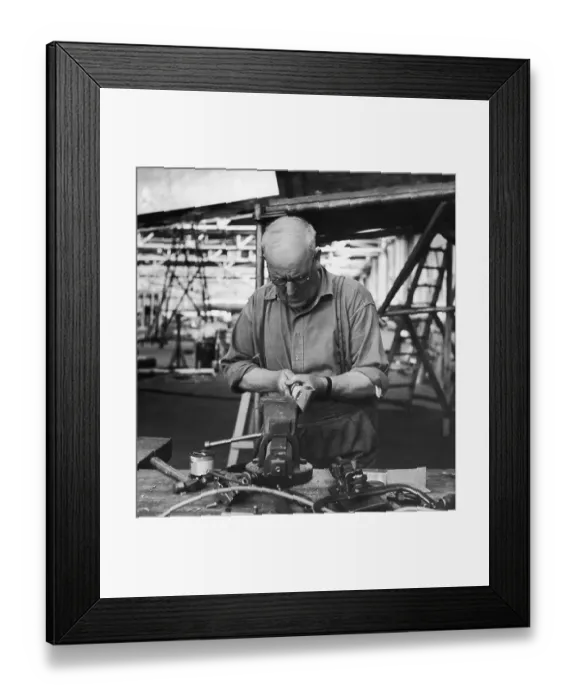 Framed Print : de Havilland Worker Framed Print : de Havilland Worker
