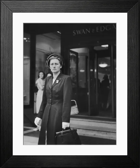 Framed Print : Piccadilly Rendezvous Framed Print : Piccadilly Rendezvous