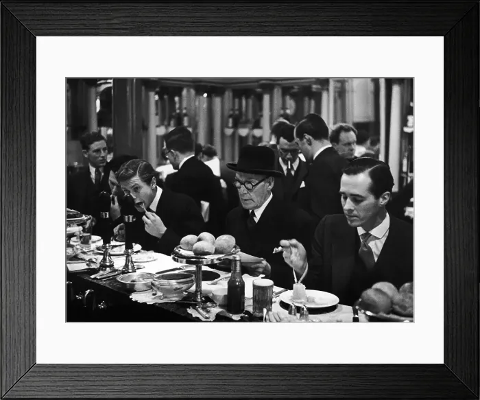 Framed Print : Lunchtime At Pimm's Framed Print : Lunchtime At Pimm's