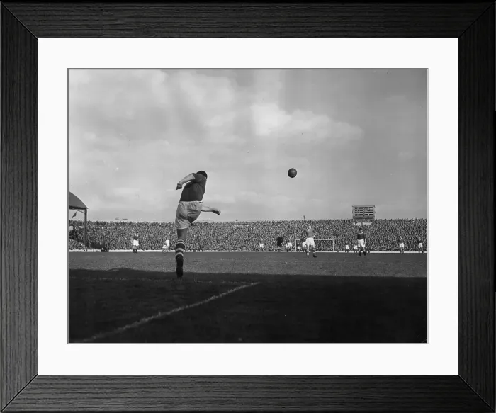 Framed Print : Goal Kick. 3rd November 1951: Middlesbrough's Italian-born Scottish goalkeeper Framed Print : Goal Kick. 3rd November 1951: Middlesbrough's Italian-born Scottish goalkeeper