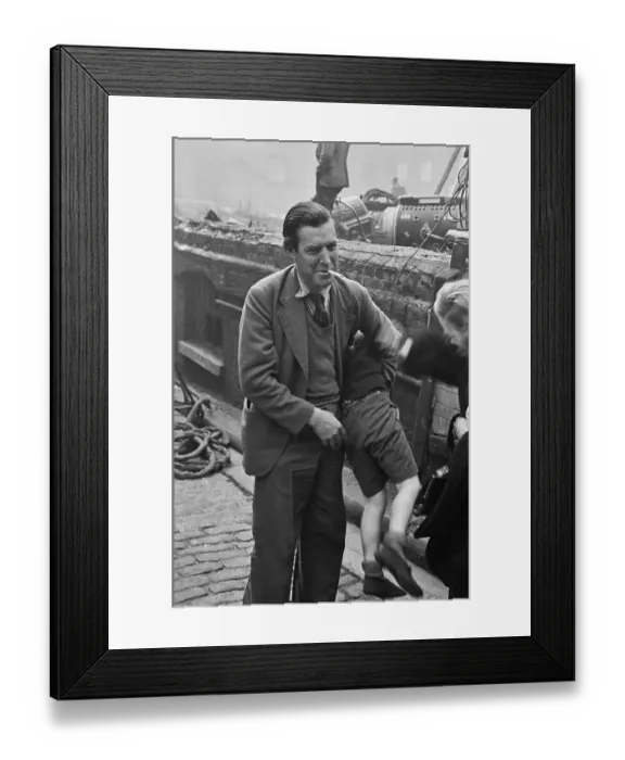 Framed Print : Hunted. English film director Charles Crichton with Scottish child actor Framed Print : Hunted. English film director Charles Crichton with Scottish child actor