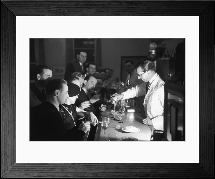 Framed Print : Cocktail Bar Framed Print : Cocktail Bar