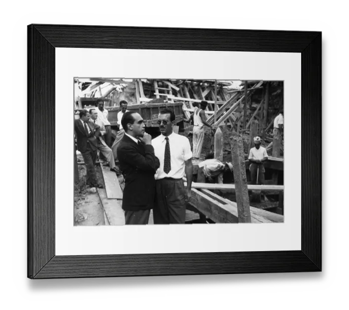 Framed Print : Problems. Hand on chin, Brazilian architect Oscar Niemeyer on the site Framed Print : Problems. Hand on chin, Brazilian architect Oscar Niemeyer on the site
