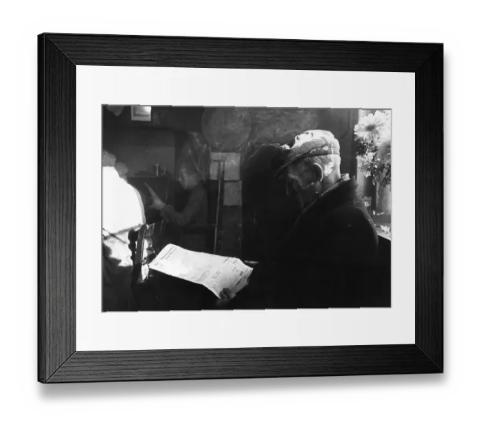 Framed Print : Pub Break. 13th December 1949: A member of Sheffield Amalgamated Anglers Framed Print : Pub Break. 13th December 1949: A member of Sheffield Amalgamated Anglers