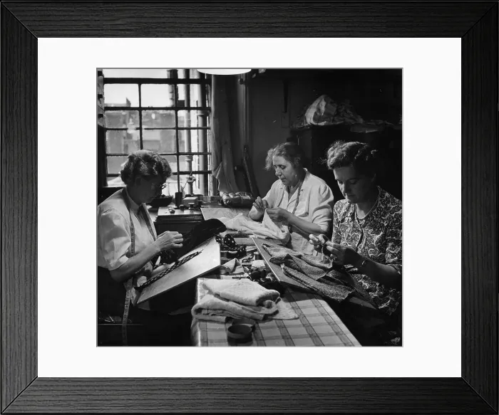 Framed Print : Sewing Up. 1st October 1949: Sewers in a London workshop Framed Print : Sewing Up. 1st October 1949: Sewers in a London workshop